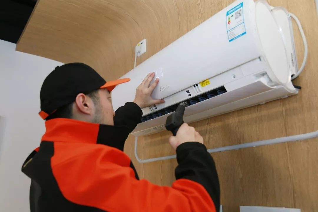 汽车空调出来一股骚臭味解决办法,小车空调出风口有臭味是什么原因