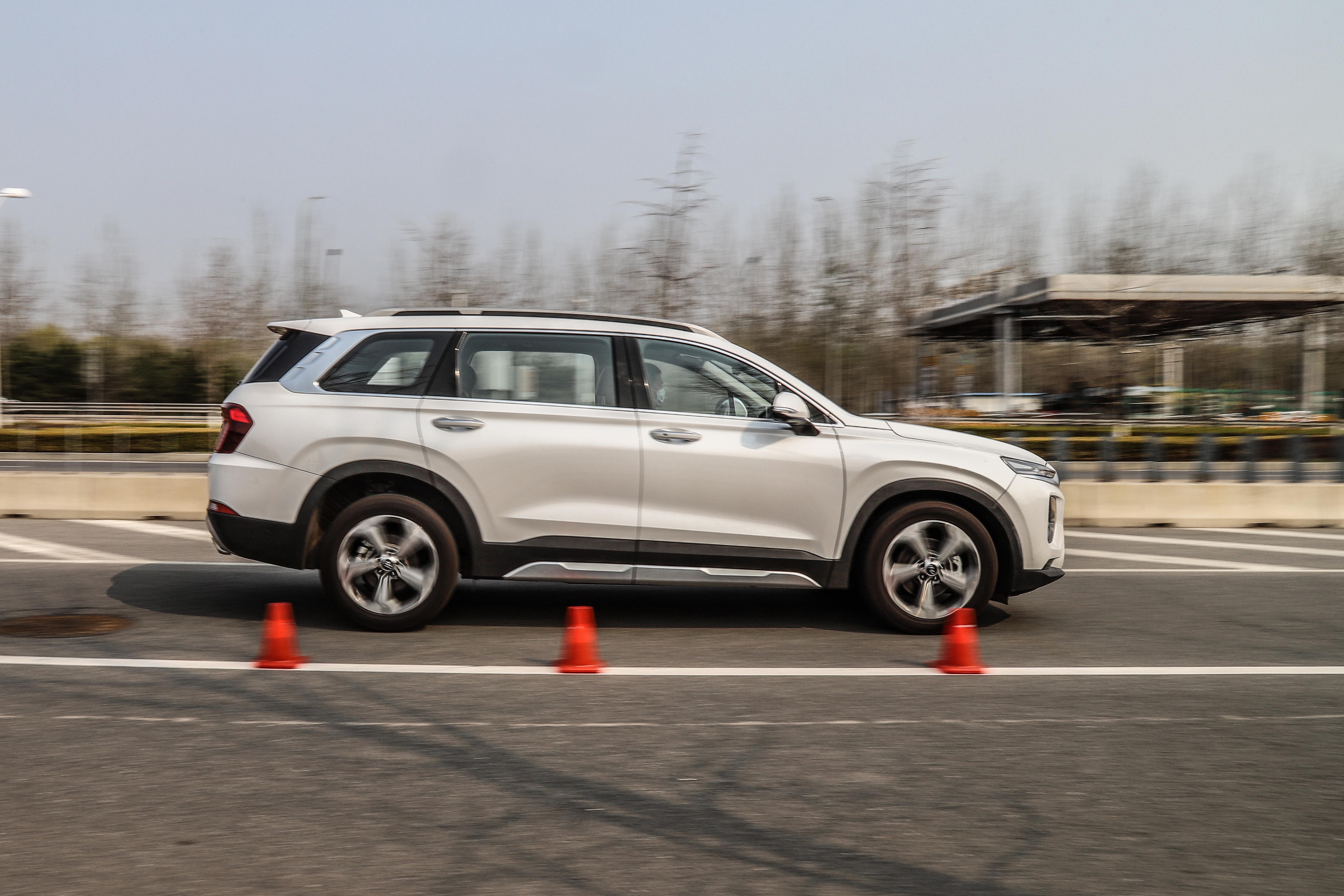 现代胜达和丰田汉兰达哪个好,胜达vs汉兰达车身尺寸