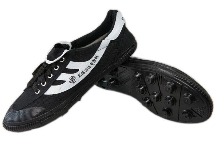 小时候黑绿色三球足球鞋,小时候的足球鞋