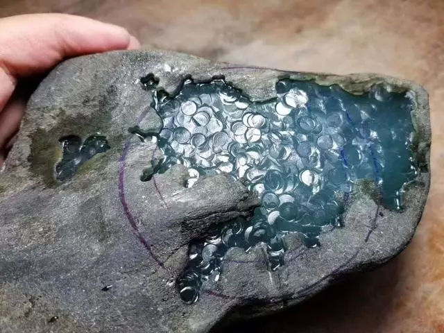 买千万翡翠原石看货继续开窗,开窗阳绿的翡翠原石能否时来运转