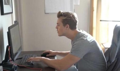 驼背怎么矫正成平肩,略微驼背怎么矫正