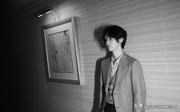 鹿晗这身贵公子打扮不得不夸！中分小卷+眼镜杀，帅起来真要命