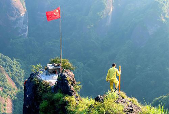 邹在宏818米悬崖上代人烧香,烧一次收199元,稍不留神就会丢了性命