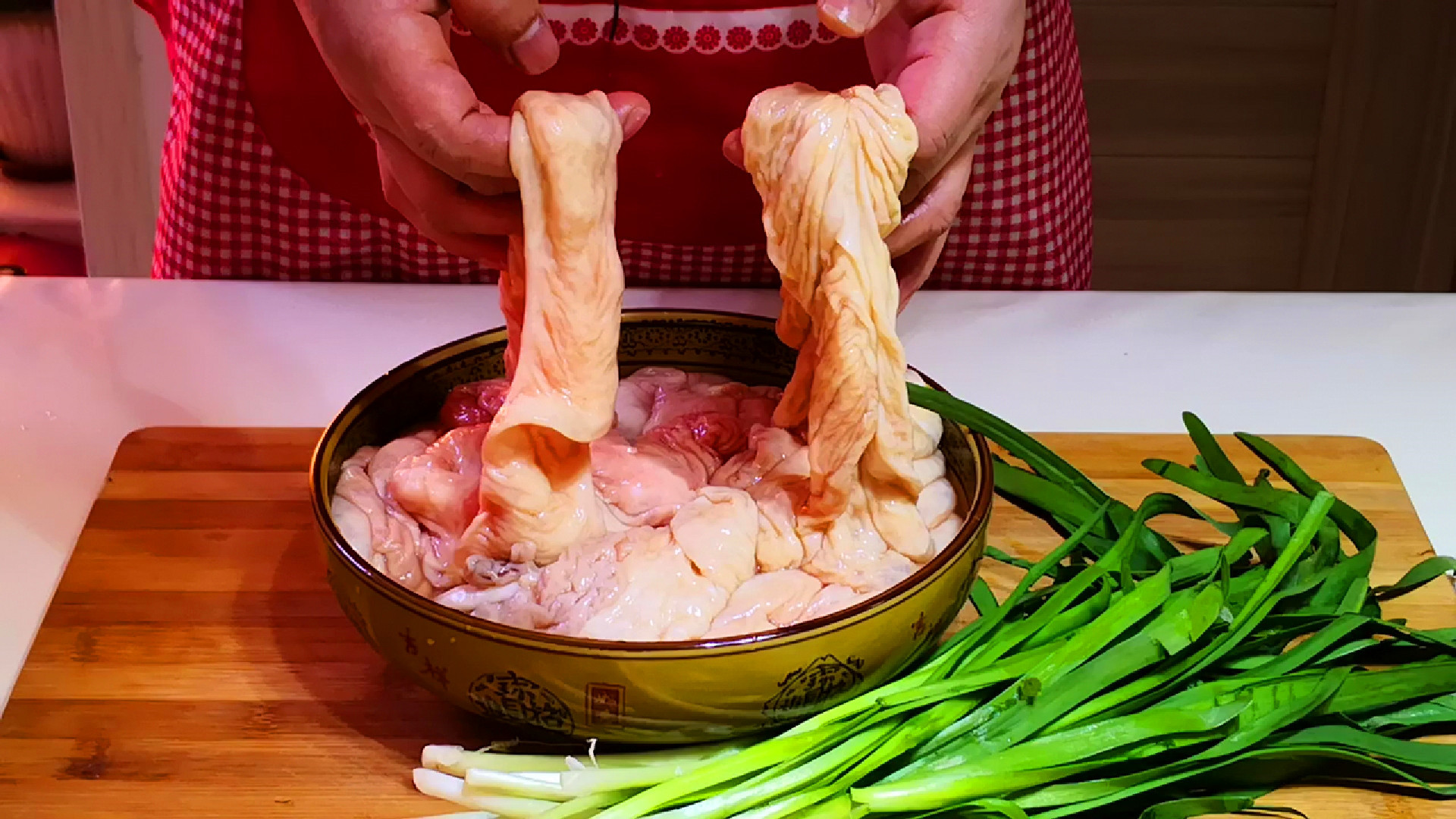 洗肥肠方法视频教程,半成品肥肠怎么去腥臭味