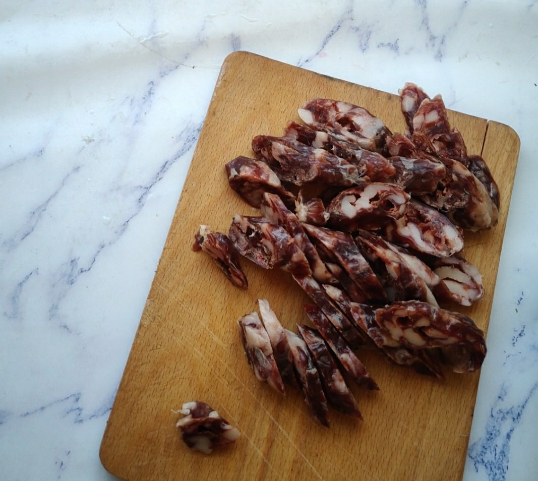 只有腊肠和米饭做煲仔饭,腊肠土豆青菜煲仔饭