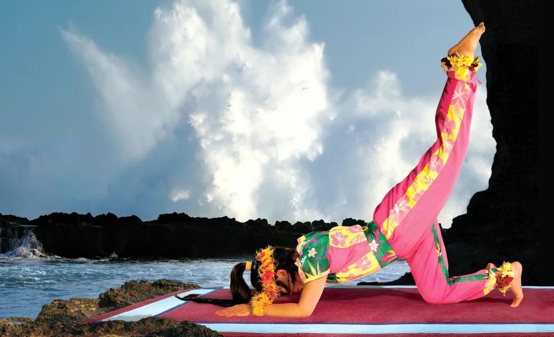 瑜伽锻炼视频大全集中文,泳装瑜伽分腿式双人锻炼视频