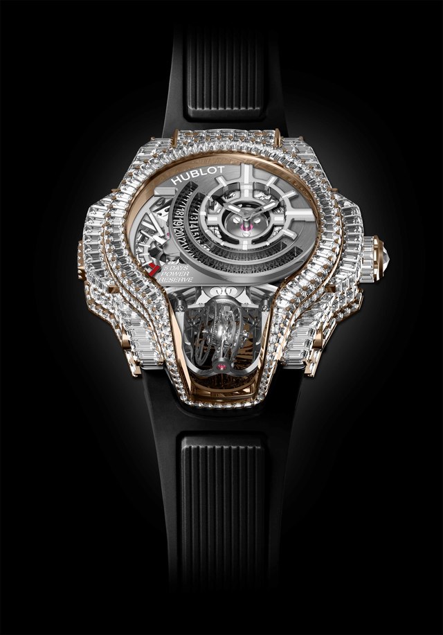 微商C罗暑期旅行不忘卖衣服，用来搭配的两块表价值连城更吸睛