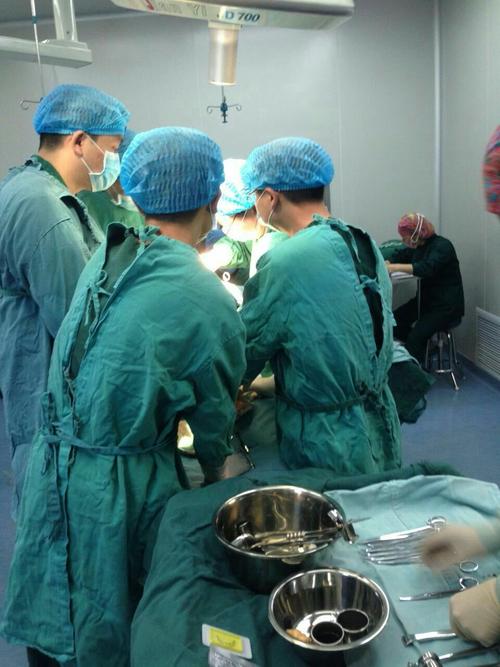 男子双腿被吊车砸成重伤,一员工被铲车误铲身亡