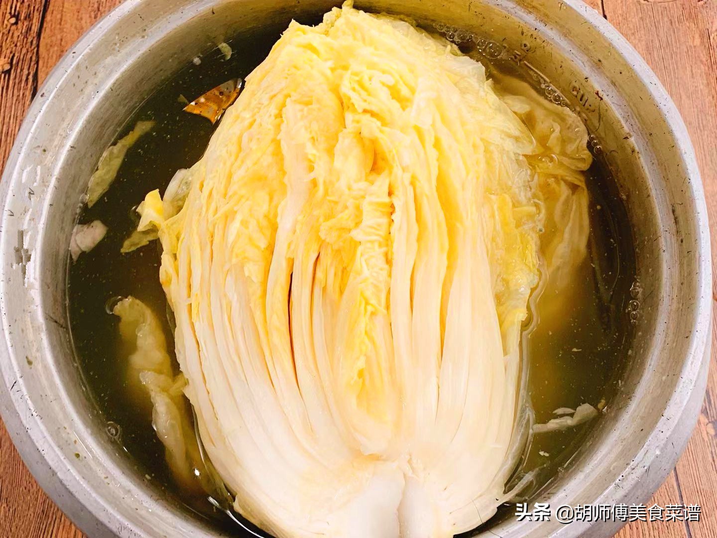 不用放盐的腌酸菜的方法,腌酸菜牢记3要点腌出的酸菜