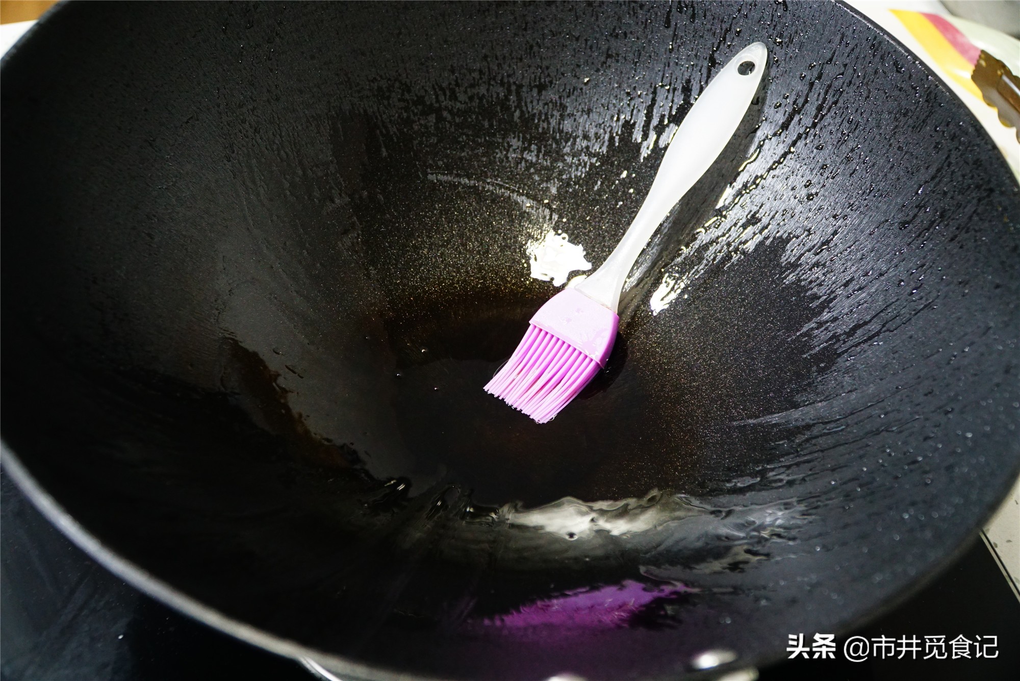 新买的铁锅千万不要着急炒菜,新买铁锅如何开锅不用肥肉