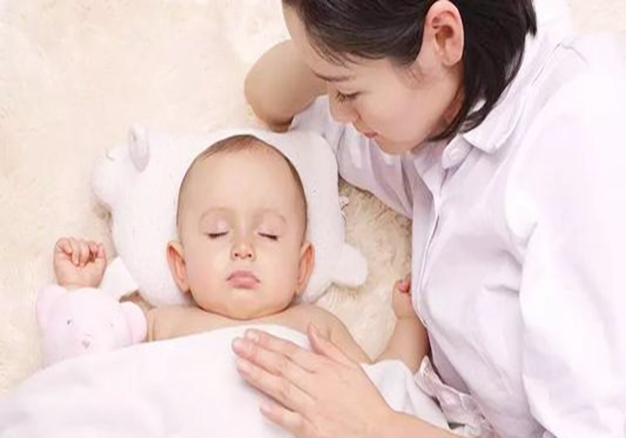 宝宝很困怎么哄都不睡,宝宝明明很困就是不肯睡怎么哄