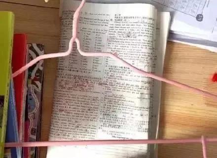 由于瘟情：老师变成了“主播”直播上网课、结果老师涉黄被封号！