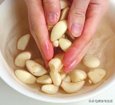怎样做泡蒜又脆又好吃,家常泡蒜做法