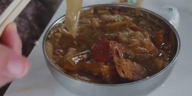 河南大哥闯江湖,大锅700斤,交10元吃到饱,红烧鸡大碗装