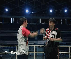 羽毛球反手高远球握拍和发力技巧,羽毛球高远球的打法和技巧