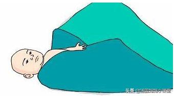 宝宝晚上不吐奶白天反复吐奶,宝宝哭闹不睡觉吐奶怎么办