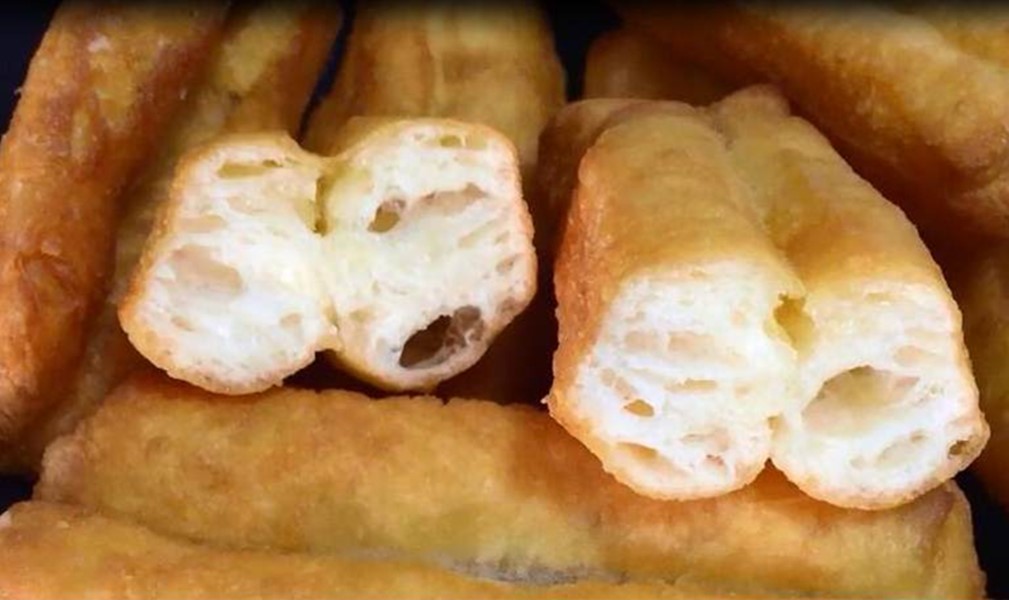 炸油条用酵母好还是油条膨松剂好,炸油条用油条改良剂还用加酵母吗