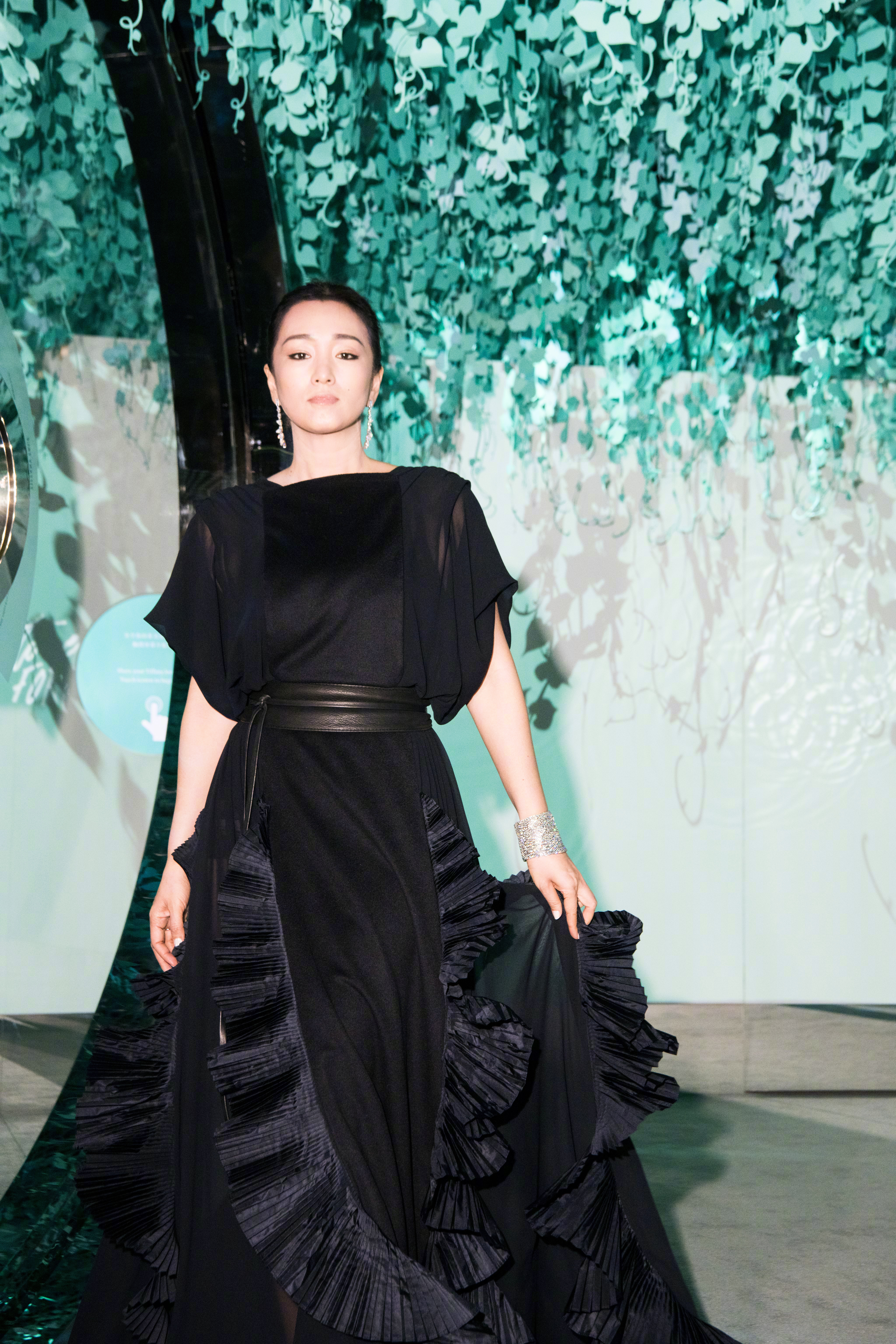 巩俐为何甘愿嫁给70岁的米歇尔,巩俐再婚嫁71岁法国音乐家