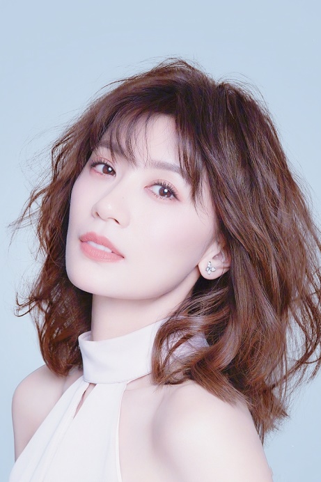 50岁女人发型别留老一套！试试这3款烫发，儿媳妇都夸年轻