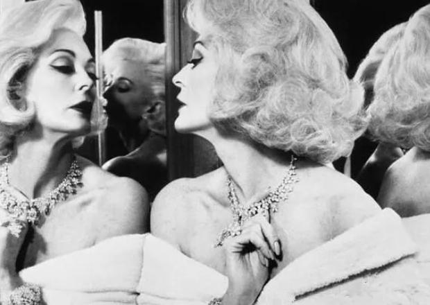 超模女王卡门：三次婚姻不幸，83岁有小鲜肉男友，89岁还上台走秀