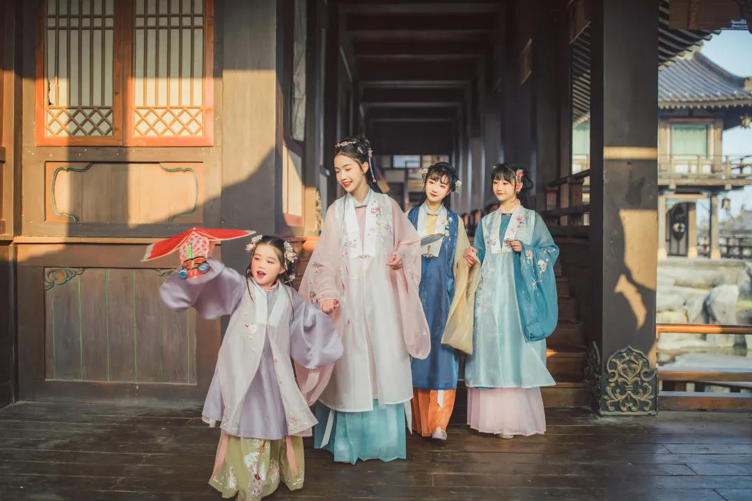 六一儿童节三口亲子拍照姿势,亲子拍照姿势0-6岁