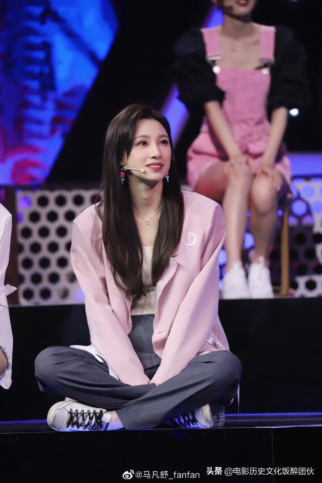 马凡舒颜值惊艳龙洋,马凡舒素颜照与春晚对比