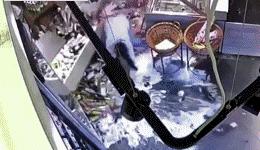 我在学校超市买了一包南京煊赫门收了我19块,我该怎么举报