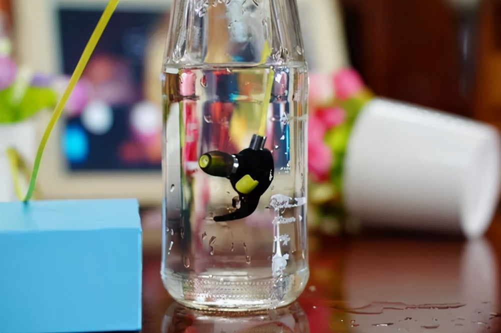 耳机进水了还能用吗？水洗耳机的正确姿势