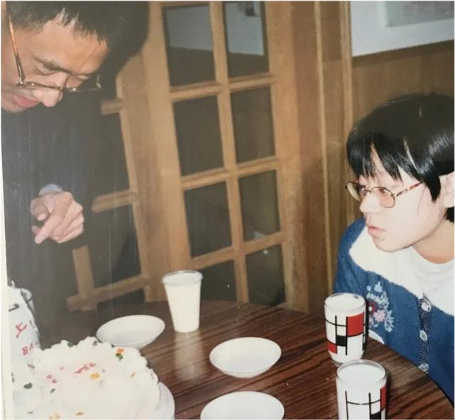 网红代王被质疑整容，晒奶奶爸爸照片自证没整鼻子，曾承认做填充