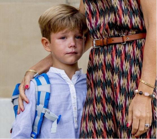 丹麦的“百年奇迹”龙凤胎8岁啦！网友：基因太好！做鬼脸都可爱