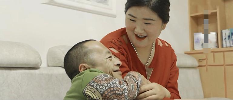 高165漂亮妻子嫁大10岁60厘米老公，被骂图钱，她：不在乎