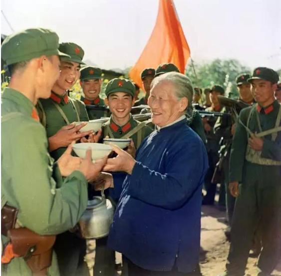 河北一农妇，亲手将3个儿子送上战场，13次被毛主席接见，她是谁