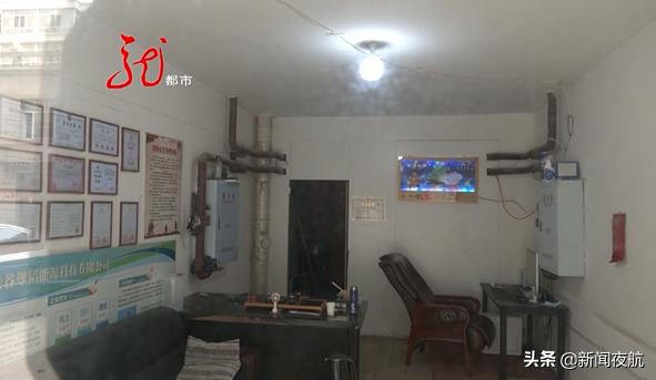 居民楼里的商店竟然能给汽车加油？执法人员来检查，商店突然关门，饭菜还在桌子上呢