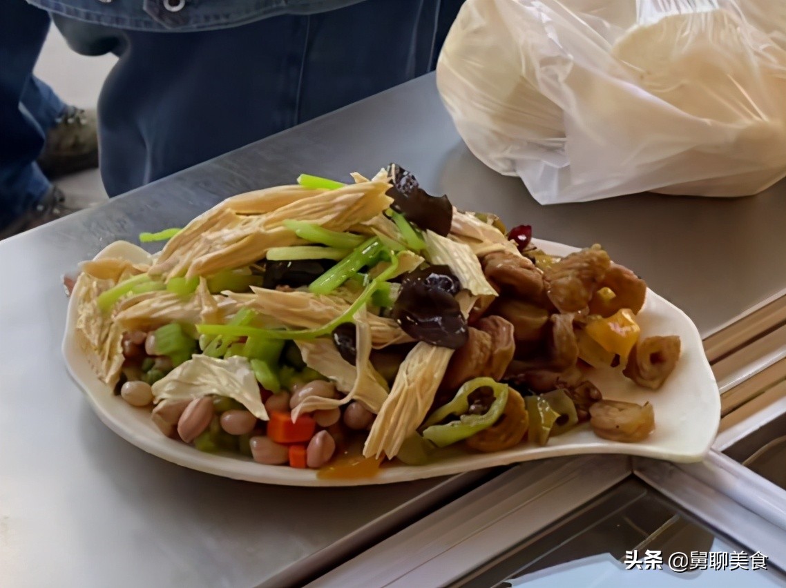 河南大爷大锅烩菜10元,河南小伙大锅菜卖1000份