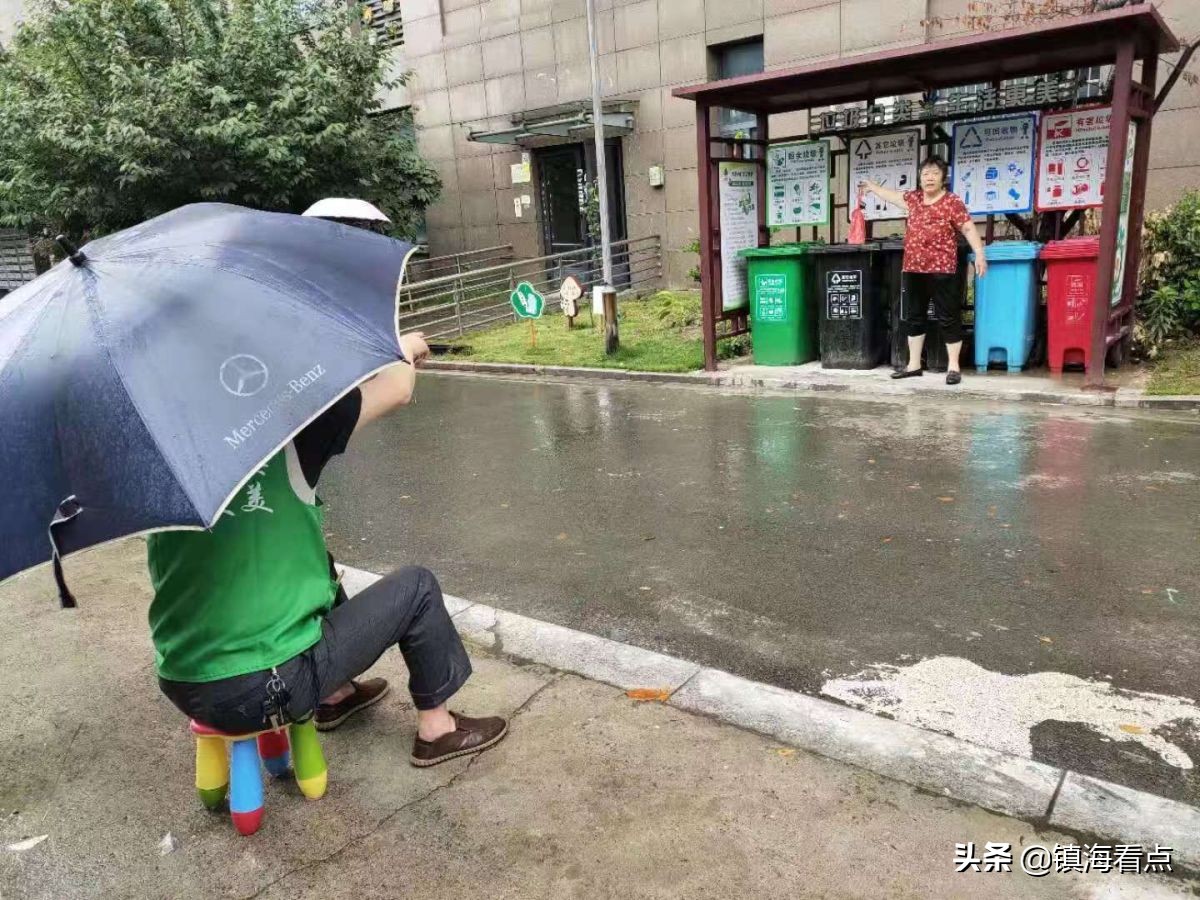 老太太坐坏凳子,老人坐凳子老是坐地上