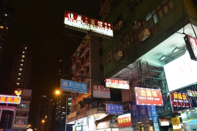 世界将我包围下一句,世界将我包围演唱