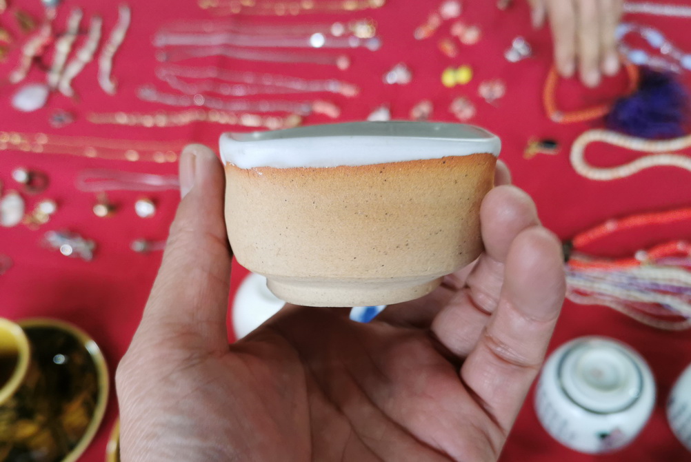 沈阳古玩地摊买日瓷杂货：东西好多，价格好诱人，这是怎么弄来的