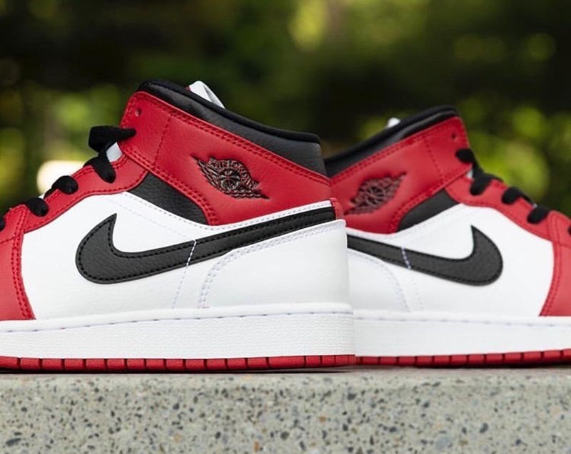 如何鉴别airjordan1mid新款黑白,airjordan1mid蓝色真假对比