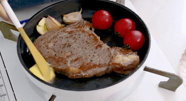 家庭煎牛排怎么煎又嫩又好吃,最简单的煎牛排的做法视频