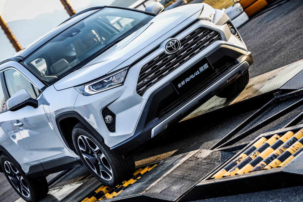 一汽丰田rav4荣放视频,全新rav4荣放户外宣传片