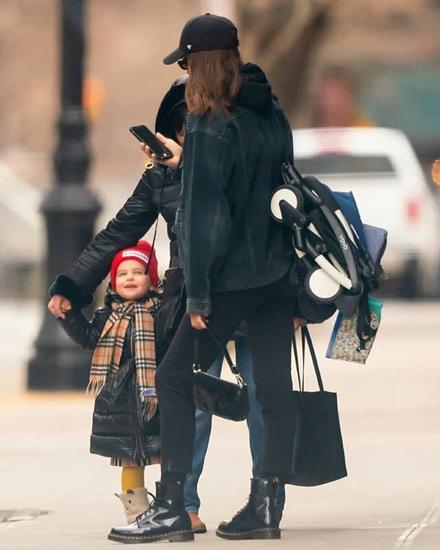 布莱德利库珀伊莲娜离婚几年复合,伊莲娜女儿布莱德利库珀