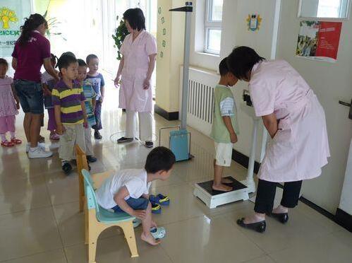 女儿猛涨个子的特点,你家孩子的身高会比别人高吗