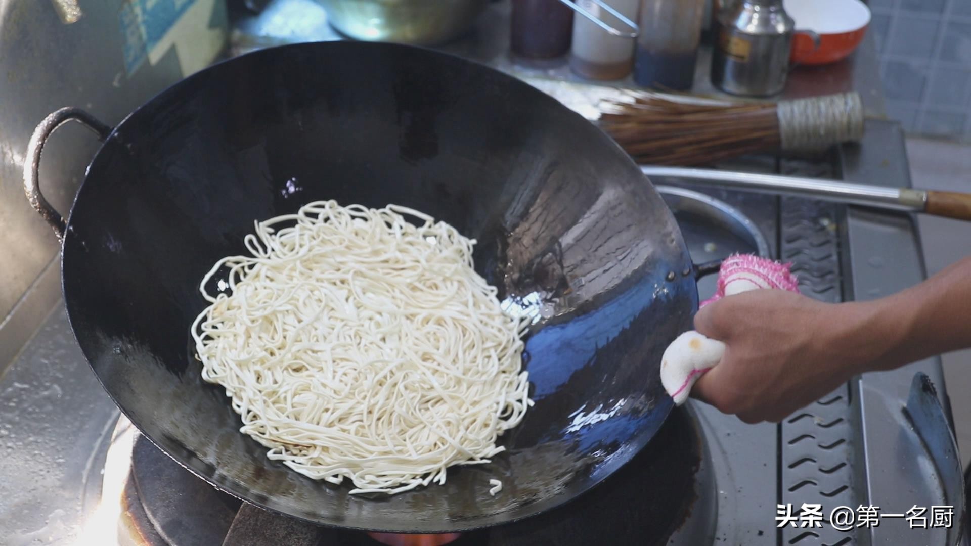 生面条直接放菜上蒸面条家常做法,生面条的炒法视频大全