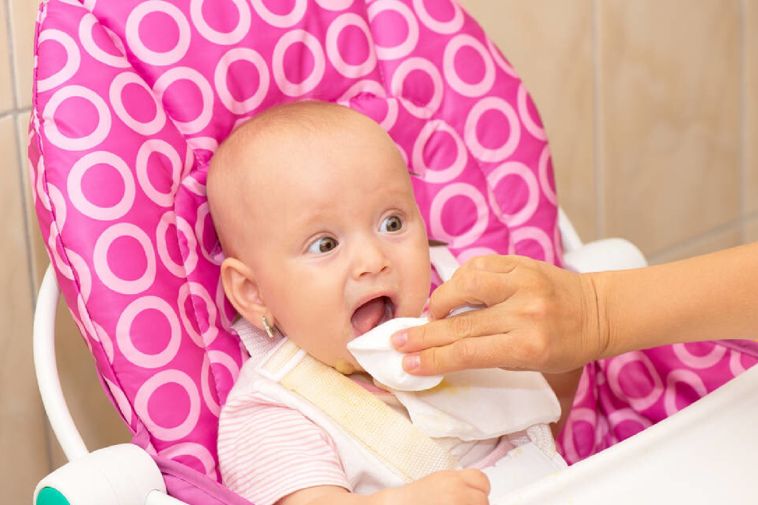 新生儿外出回家正确消毒方法,把新生儿递过来的技巧