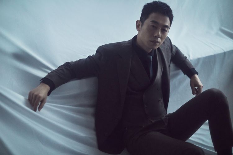 朱亚文西装帅气最新照,朱亚文全黑造型尽显成熟雅致