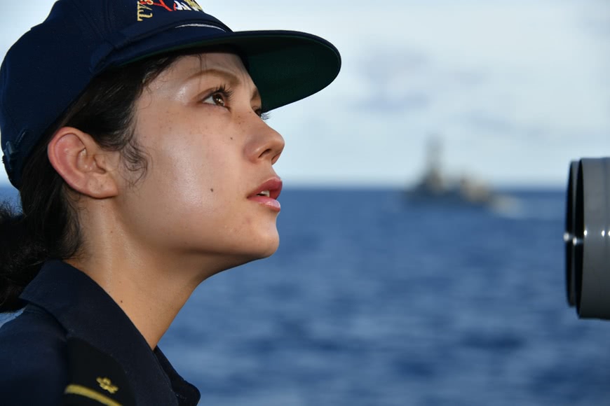 知名军事杂志改版，二次元萌妹登上封面