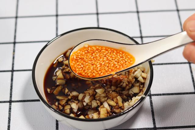 如何巧切皮蛋不粘刀呢,皮蛋豆腐怎么把豆腐完整取出