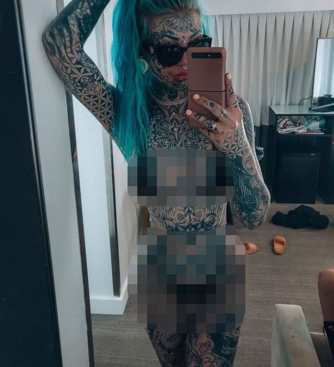 澳洲25岁蓝精灵女孩从头到脚98%纹身，秀600多个图案