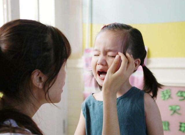 宝宝入园困难哭不想离开妈妈,幼儿园开学避免孩子哭闹