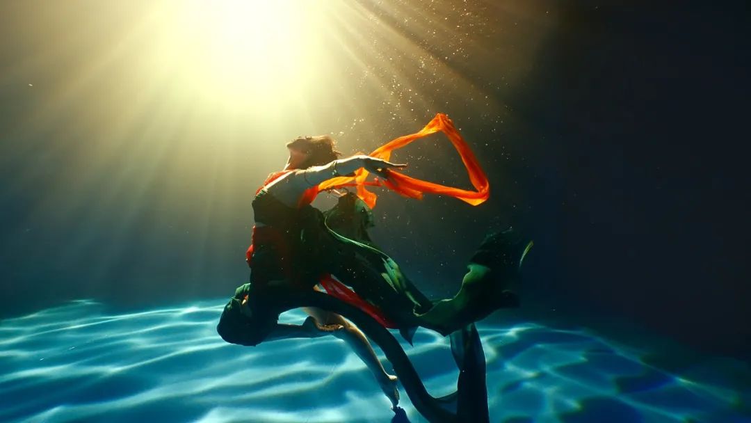 何灏浩：水中*物尤**，人间女神